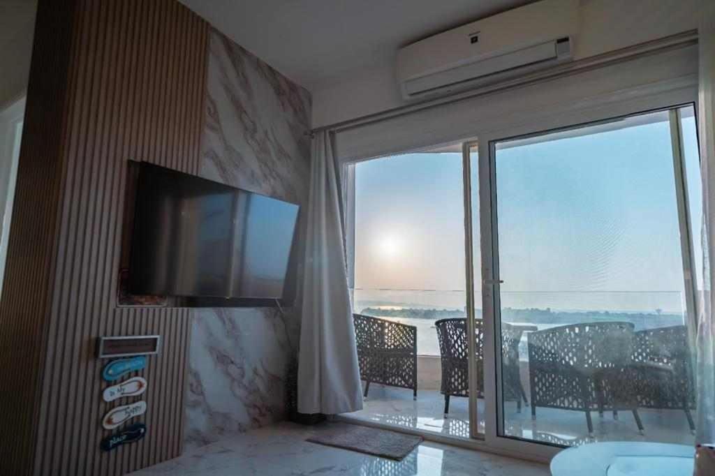 Town Sea View Apartment *